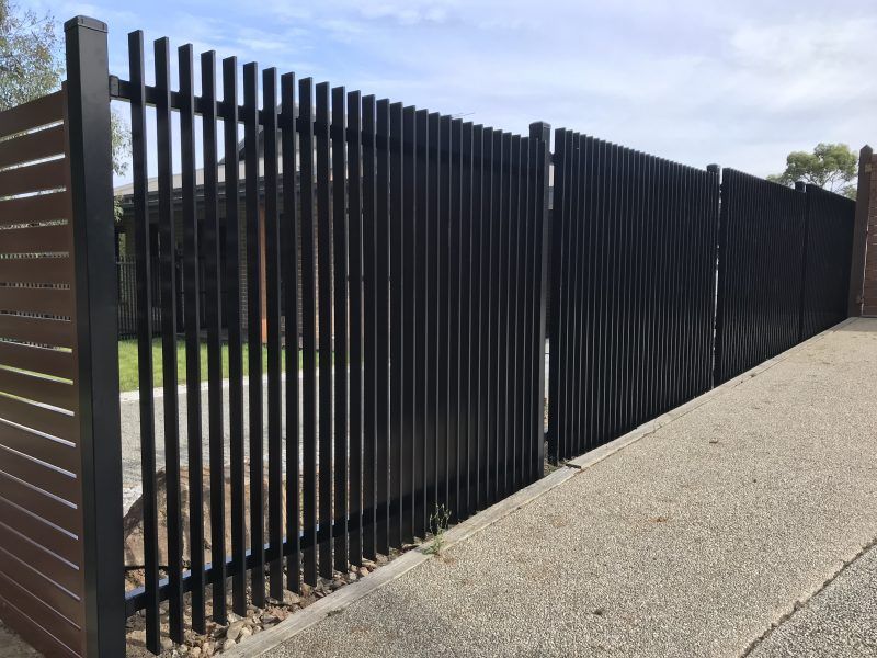 vertical slat fencing in dubai from www.otrix.ae