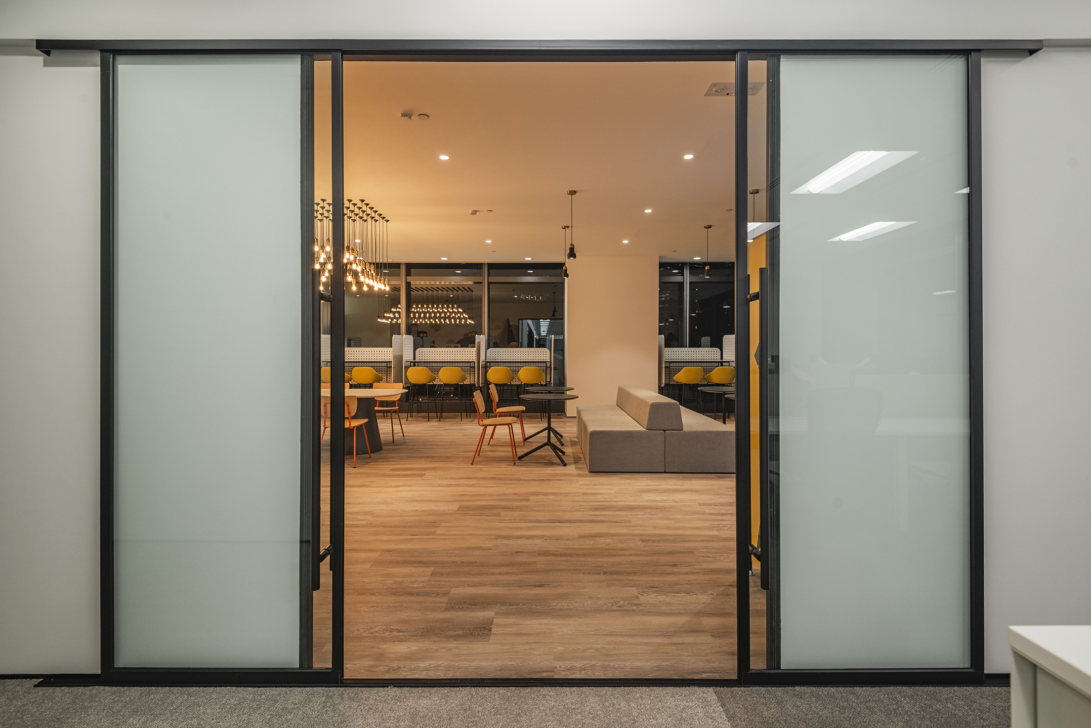 www.otrix.ae Aluminum sliding door in dubai